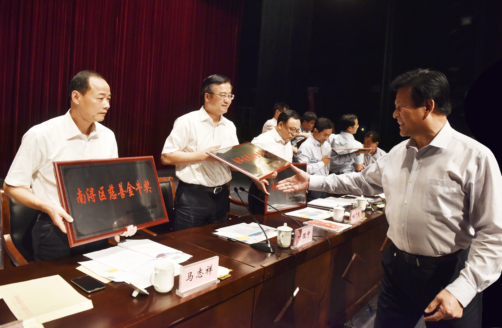 热心慈善事业              承担社会责任              久盛地板有限公司荣获南浔区慈善金牛奖