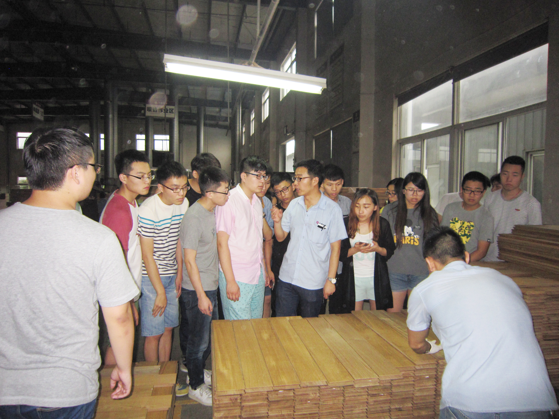 热烈欢迎南京林业大学木材加工工程系学生来我公司参观交流