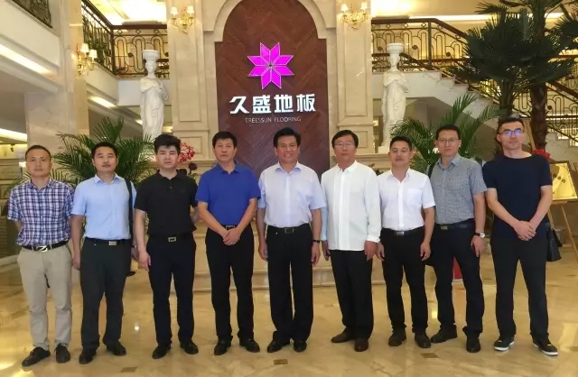 中国建筑金属结构协会副会长宋为民携访问团莅临久盛地板参观考察