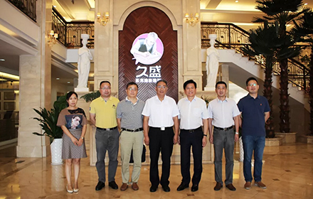 湖州市政协副主席、市总工会主席钟鸣一行莅临久盛地板调研